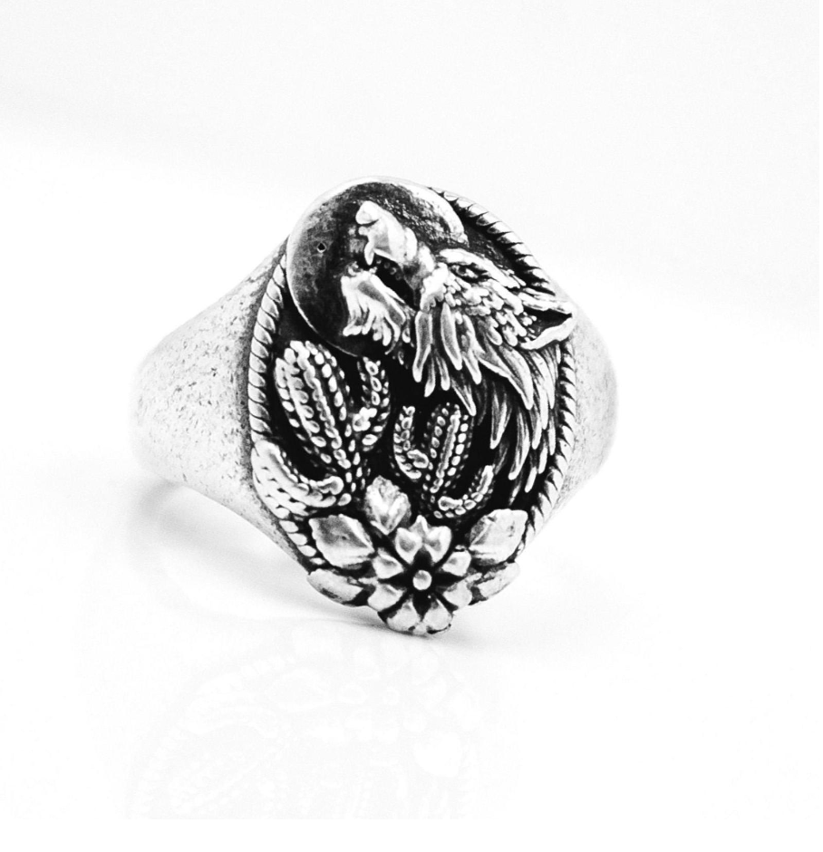 Wolf Howling at the Moon Ring